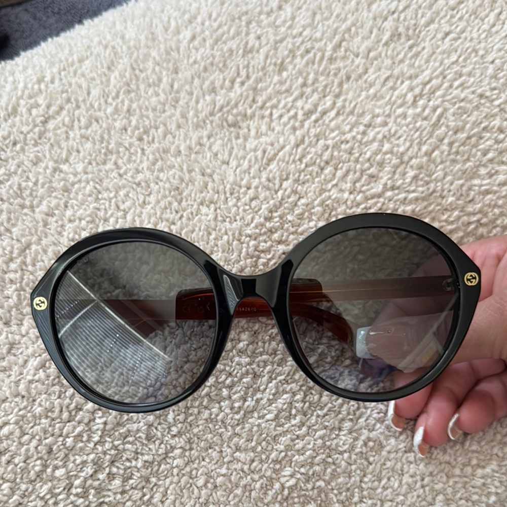 Gucci Black Round Sunglasses